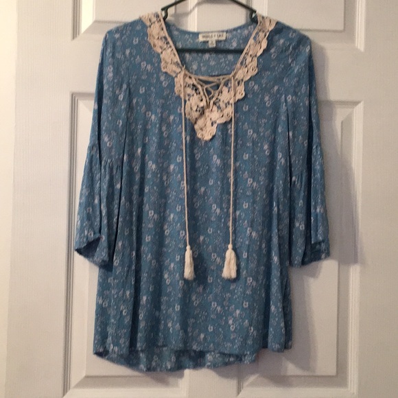 Boutique top. - Picture 1 of 2